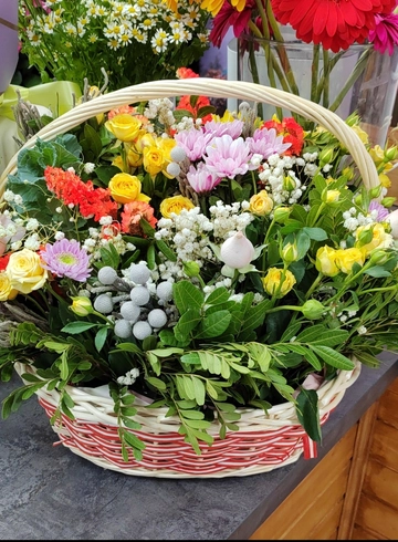 Большая корзина от интернет-магазина цветов в 