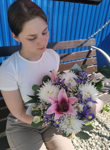 Букет с лилией и ирисами «Поляна» от интернет-магазина цветов в 