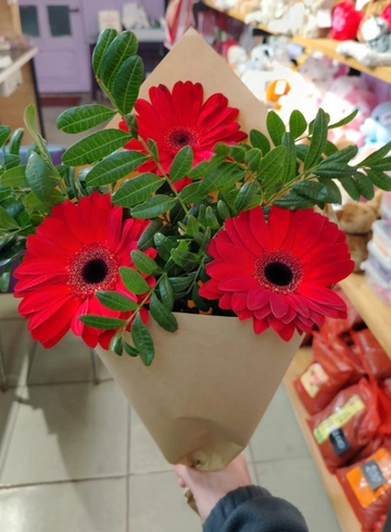 Герберы в упаковке  от интернет-магазина цветов в 