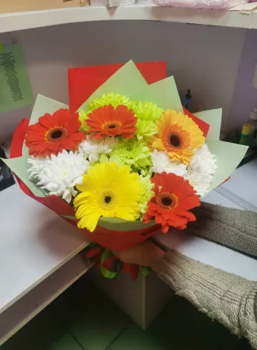 Букет с гербер и хризантем «Яркое солнце» от интернет-магазина цветов в 