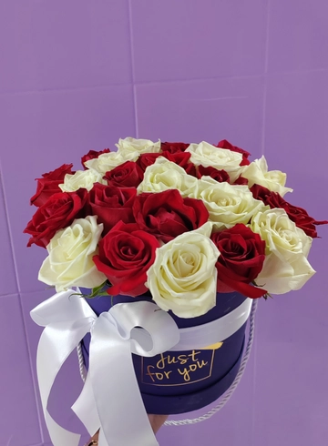 23 красных и белых роз от интернет-магазина цветов в 