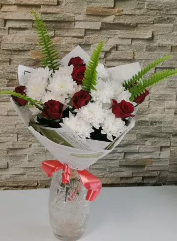 Букет с местной розой и хризантемами «Классический» от интернет-магазина цветов в 