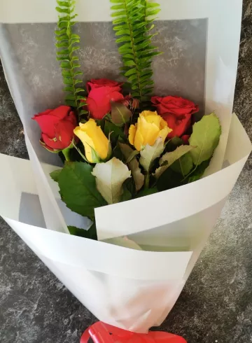 Букетик «Мини» с местной розой от интернет-магазина цветов в 